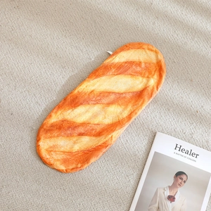 Realistischer Baguette-Plüschkissenbezug auf strukturiertem Hintergrund