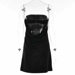 Détail de la robe courte noire dos nu avec sangle horizontale sur un mannequin