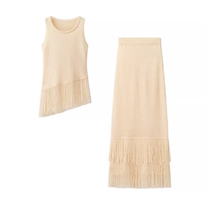 Completo in maglia beige con top senza maniche e gonna lunga con dettagli di frange