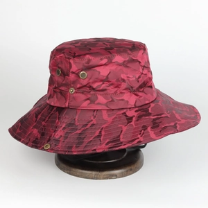 Chapeau de soleil extérieur à large bord avec motif camouflage rouge et mentonnière