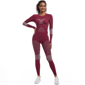 Détail d'un ensemble de sport bordeaux sans couture avec motifs sculptants à rayures blanches