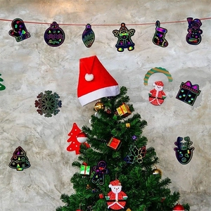 Décorations en papier à gratter arc-en-ciel avec diverses formes de Noël sur un sapin