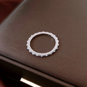 Detalle de un anillo de plata bañado en oro de 14K con perlas y pequeños brillantes