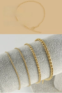 Dettaglio di quattro diversi spessori di bracciali a catena a maglie S in oro inossidabile