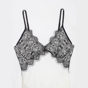 Robe caraco blanche élégante avec dentelle noire et fines bretelles pour femmes