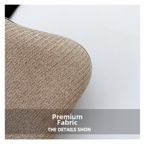 Dettaglio macro del tessuto metallico intrecciato oro champagne su pochette da sera