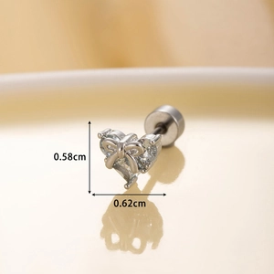 Puce d'oreille nœud coeur argentée avec gemme claire, dimensions de 0,58 cm sur 0,62 cm