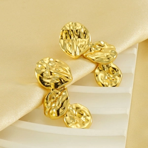 Vintage Damen-Ohrringe in Gold mit unregelmäßiger Faltenstruktur auf Seide