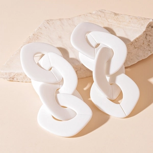 Boucles d'oreilles créoles blanches en acrylique avec maillons épais géométriques