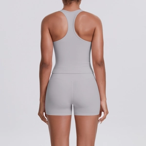 Vue arrière du soutien-gorge de sport dos nageur gris clair et short de yoga