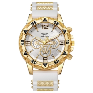 Détail du cadran doré du chronographe avec bracelet en silicone blanc et inserts