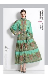 Détail de la robe longue vert menthe à motif cachemire avec jupe à plusieurs niveaux