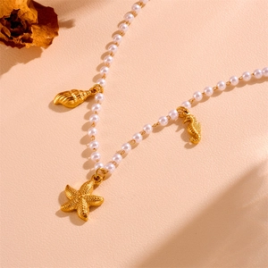 Collier en acier inoxydable avec perles et pendentifs dorés en forme d'étoile de mer et coquillage