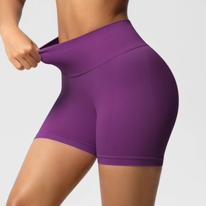 Gros plan sur le short de yoga violet sans couture à haute élasticité et taille haute