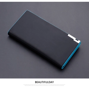 Détail du portefeuille long en cuir noir avec surpiqûres bleues et design de bord moderne