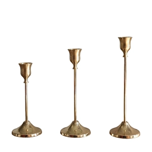 Juego de 3 candelabros de hierro dorado en diferentes alturas para decoración de mesa
