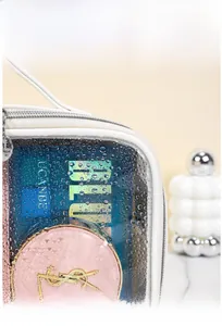 Dettaglio della borsa da toilette impermeabile in PVC con gocce d'acqua sulla superficie