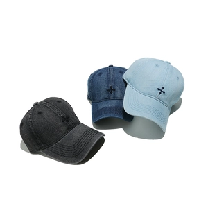 Trois casquettes de baseball en denim délavé avec broderie croix en bleu et gris foncé