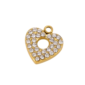 Dettaglio di un ciondolo a cuore dorato con pavé di cristalli e centro vuoto