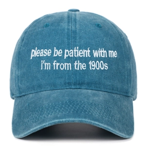 Gros plan sur la broderie blanche d'une casquette en coton délavé bleu vintage