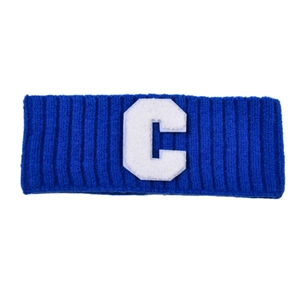 Détail du bandeau en maille bleu marine avec écusson lettre C en tissu éponge blanc