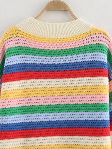 Détail du pull en tricot rayé arc-en-ciel avec une texture en maille crochetée ajourée
