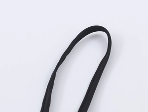 Vue macro d'une sangle en nylon noir de haute qualité avec détails de couture précis