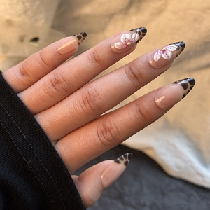 Faux ongles amande 5D style French léopard avec fleurs 3D et rivets dorés brillants