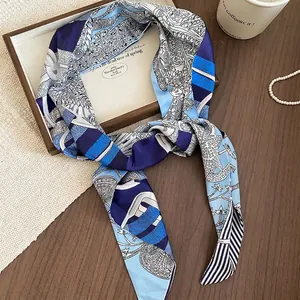 Cintura in seta con stampa a quadri blu e bianchi su vassoio di legno con accessori