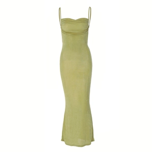 Robe longue moulante vert olive à fines bretelles et dos nu pour un style estival chic