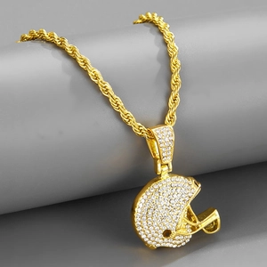 Détail macro d'une chaîne en or torsadée hip hop avec un pendentif casque de football brillant
