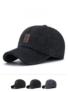 Dettaglio del cappello da baseball invernale in maglia con paraorecchie