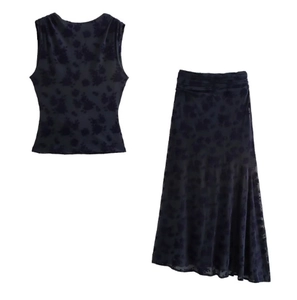 Vista dettagliata di un set due pezzi in tulle floccato floreale con top e gonna