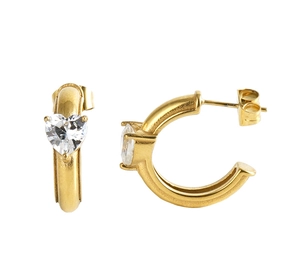 Détail des boucles d'oreilles en forme de C avec zircons cubiques en forme de cœur brillant