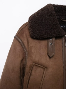 Giacca slim marrone con colletto in montone sintetico e cerniera in metallo