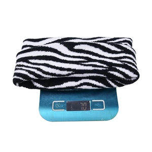 Bonnet en tricot imprimé vache pour l'hiver pesant 70g sur une balance digitale