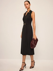 Elegante abito nero senza maniche con scollo a V, fibbia dorata e borsa in pelle bordeaux