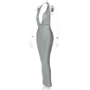 Détail de la robe longue dos nu grise montrant la coupe ajustée et le décolleté en V