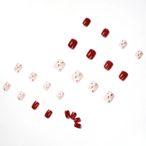 Faux ongles de pieds à fleurs d'été, rouge foncé et rose avec motifs de fleurs blanches