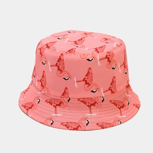 Gros plan sur un chapeau bob rose avec motifs flamants roses en sergé de coton élégant