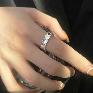 Primer plano de un anillo de plata S925 con una textura única de escamas de pez onduladas
