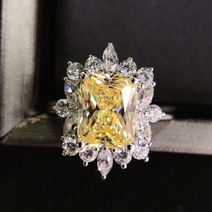 Lussuoso anello con zircone giallo taglio radiant e motivo a girasole di diamanti bianchi