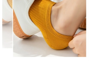 Détail de chaussette en coton jaune avec talon renforcé et texture en tricot côtelé