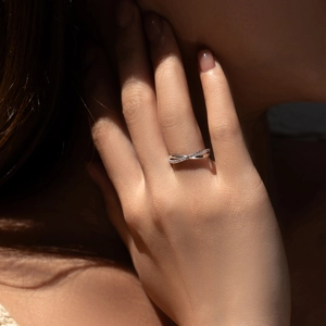 Elegant S925 sterling silver criss-cross ring with pavé stones on a model's hand