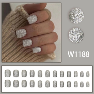 Short silver glitter press-on nails set with 24 pieces in a shimmering square shape