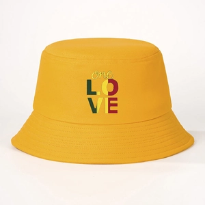 Leuchtend gelber Fischerhut mit ONE LOVE Farbgrafikdruck für den Sonnenschutz