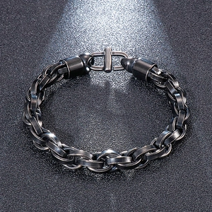 Détail du bracelet gourmette en acier titane noir mat avec fermoir à bascule industriel
