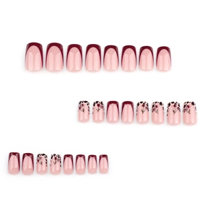 Faux ongles français rouges avec motifs cerise et léopard pour l'hiver et le nouvel an