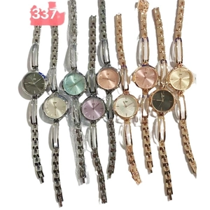 Plusieurs montres bracelets métalliques pour femmes avec divers coloris de cadrans
