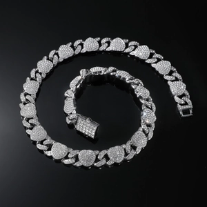 Magnifique chaîne cubaine argentée sertie de diamants avec pendentif cœur sur fond noir